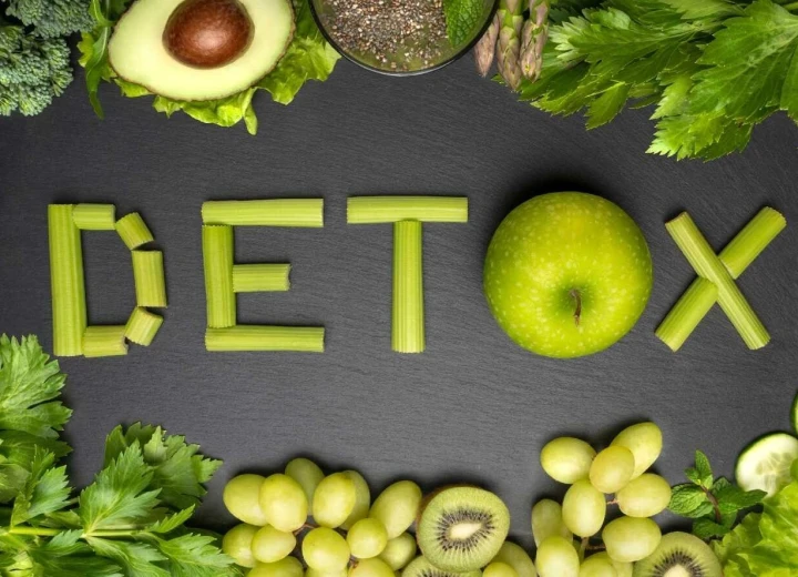 Czym jest dieta detoksykacyjna i komu jest zalecana?