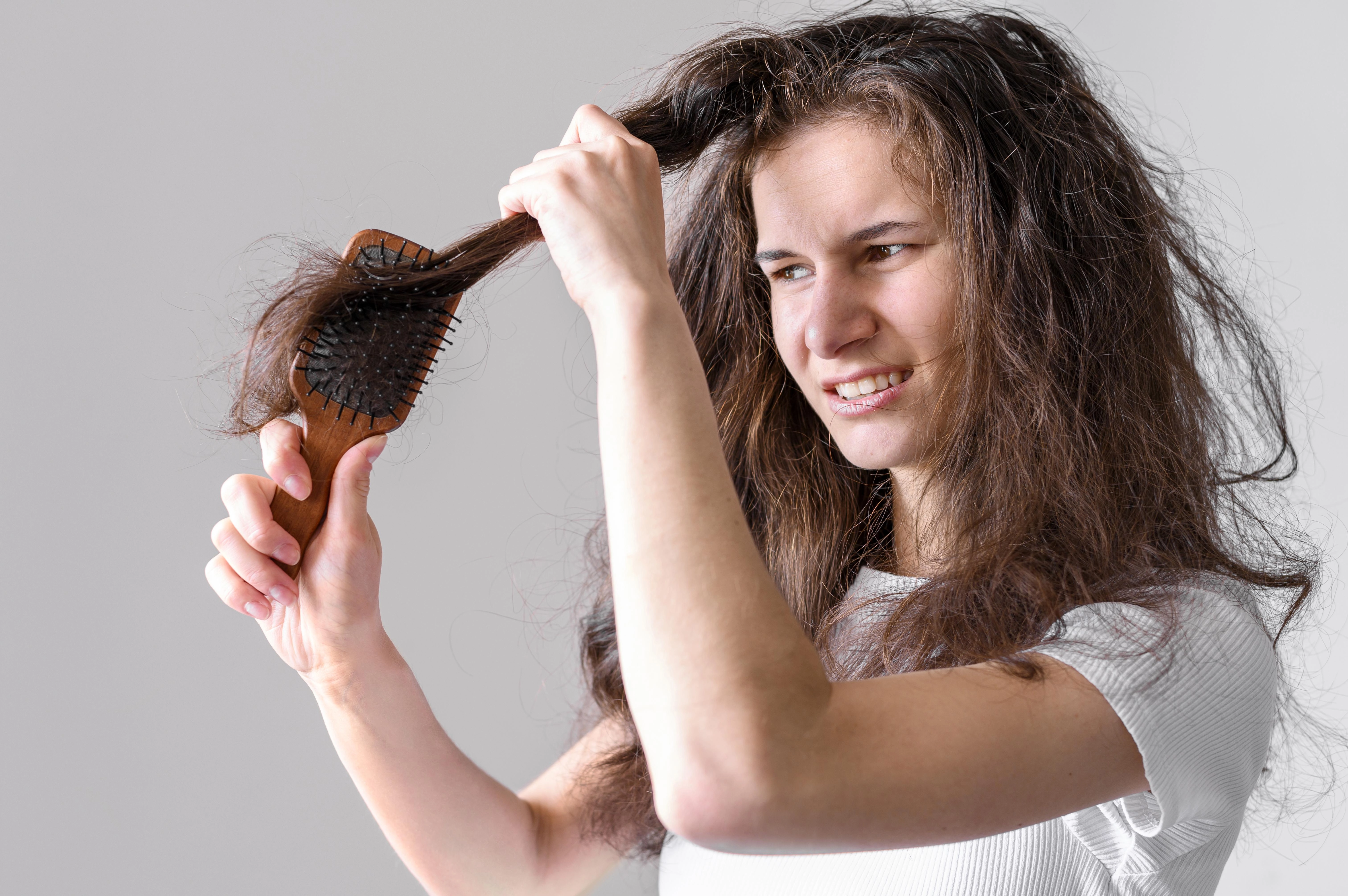 Łamliwe, słabe i suche włosy: co robić?