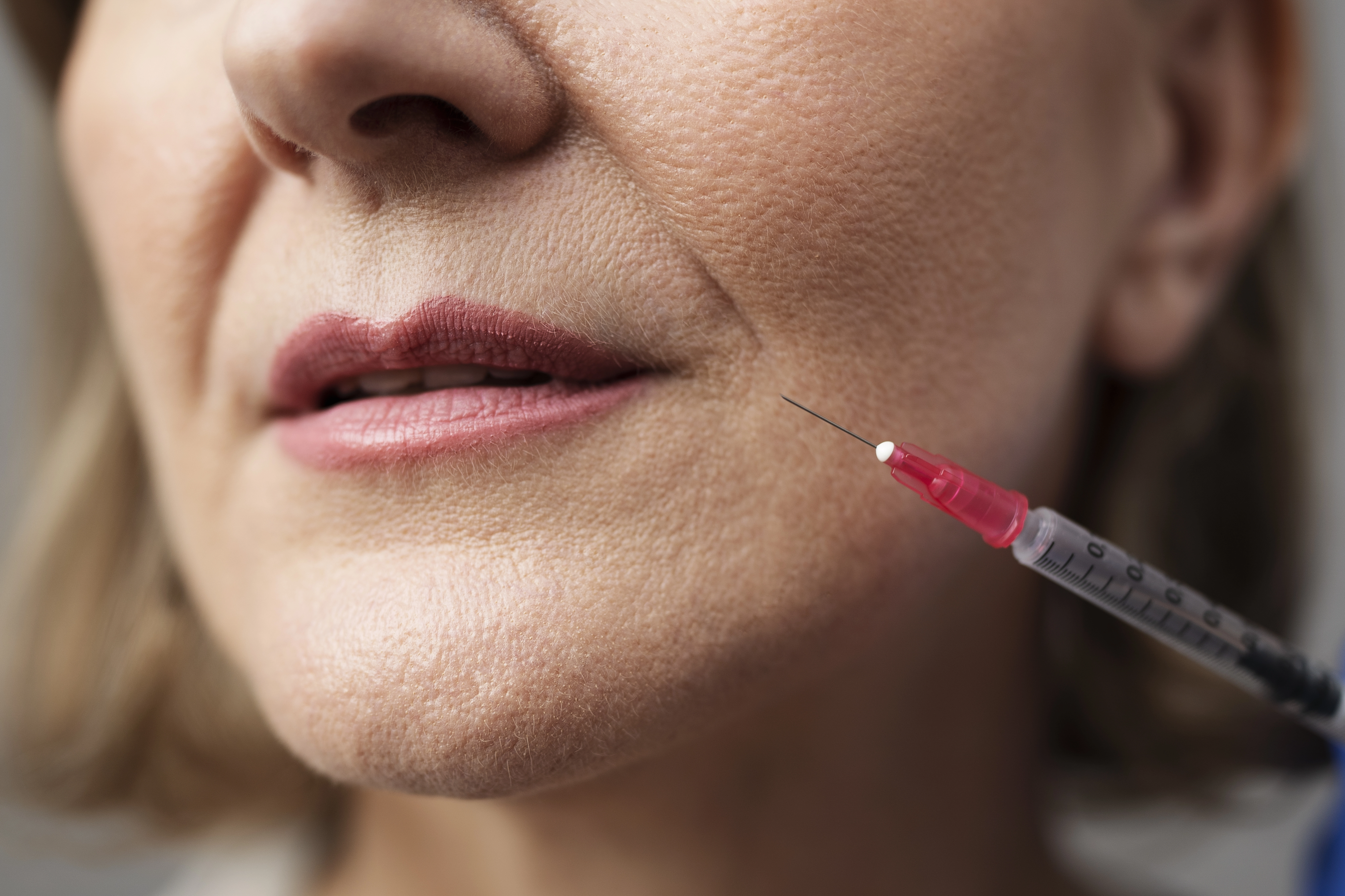 Toksyna botulinowa w medycynie i kosmetologii – korzyści i potencjalne zagrożenia