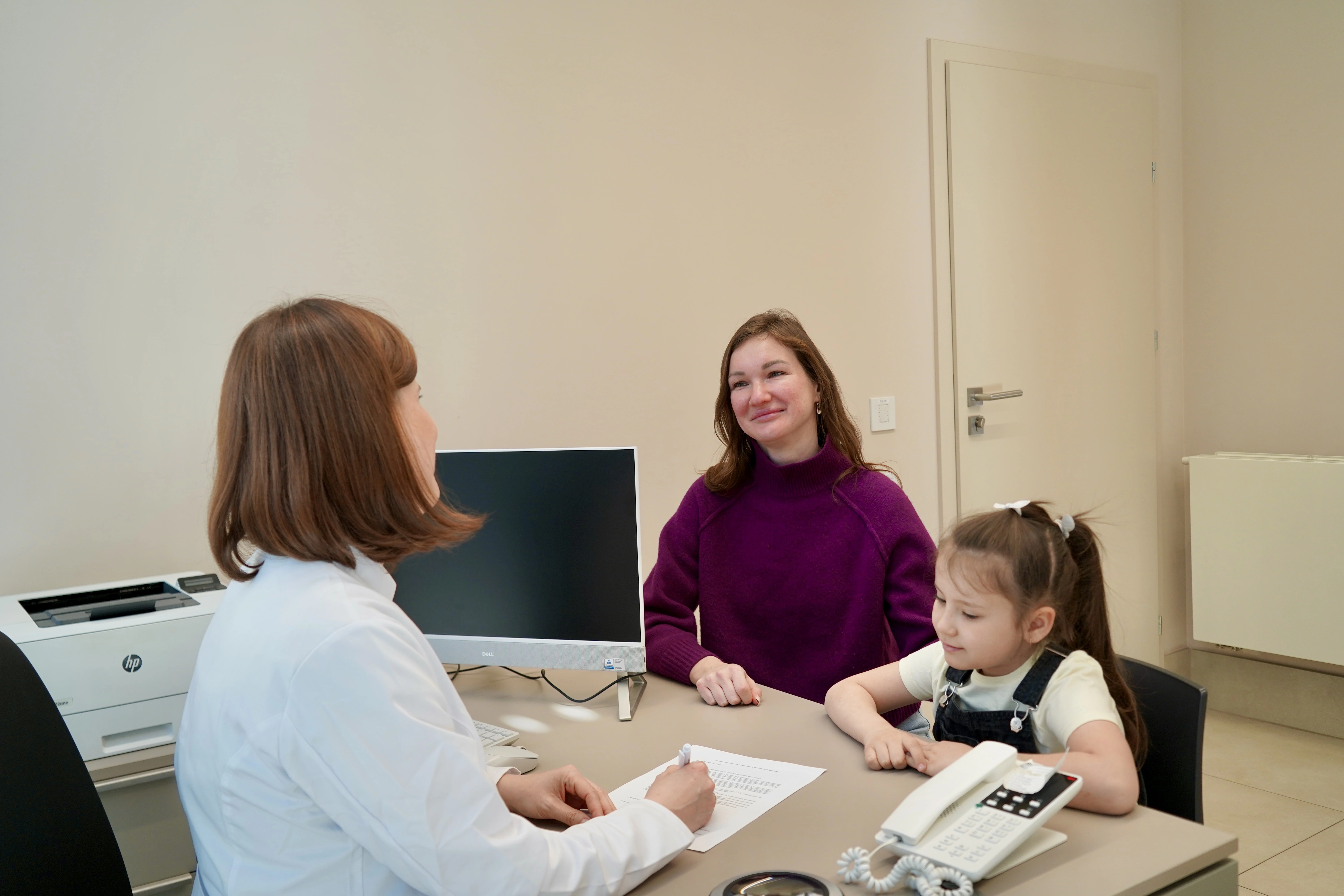 Konsultacja dermatologa dziecięcego dla dziecka z mamą