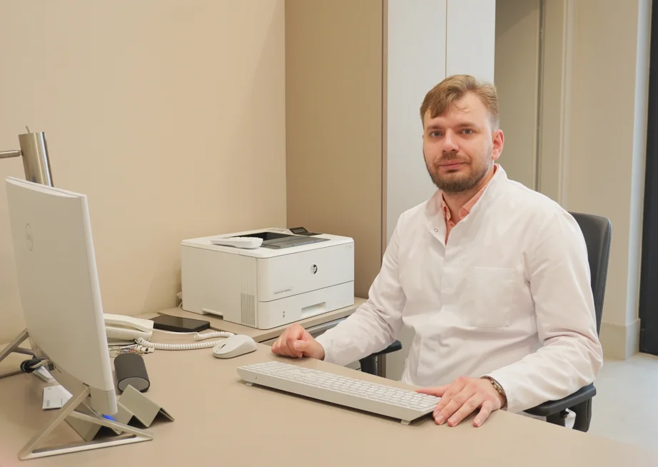 Lek. Roman Osadchuk podczas konsultacji urologicznej