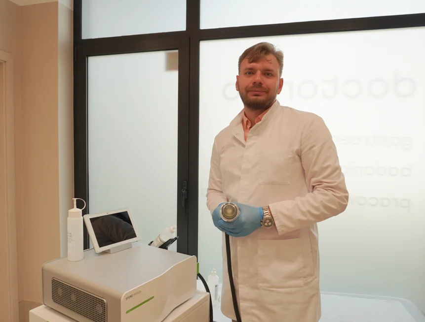Lek. Roman Osadchuk przy sprzęcie urologicznym