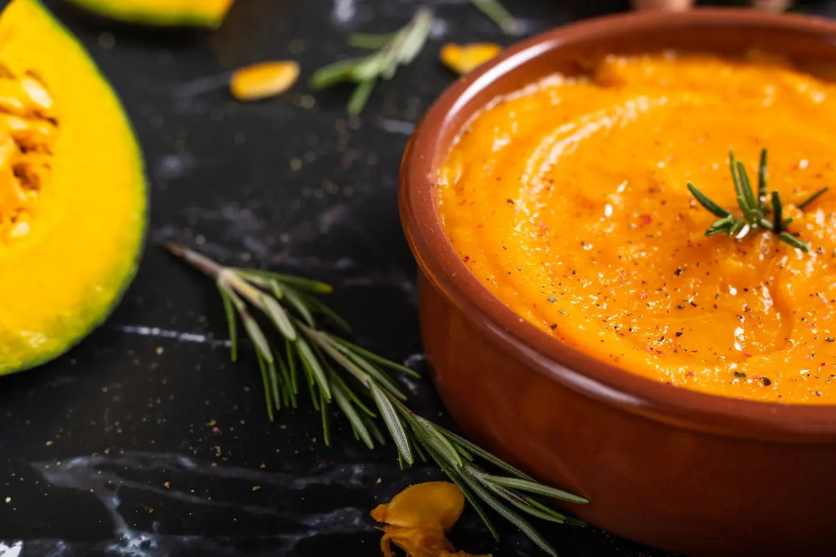 Dieta wątrobowa – kiedy jest zalecana, jakie produkty obejmuje i jak ułożyć menu?